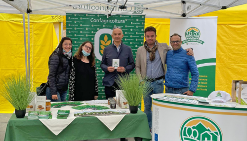 Enrico Allasia, Marco Bruna e altre persone presenti ad un evento nello stand di Cascine Piemontesi e Confagricoltura