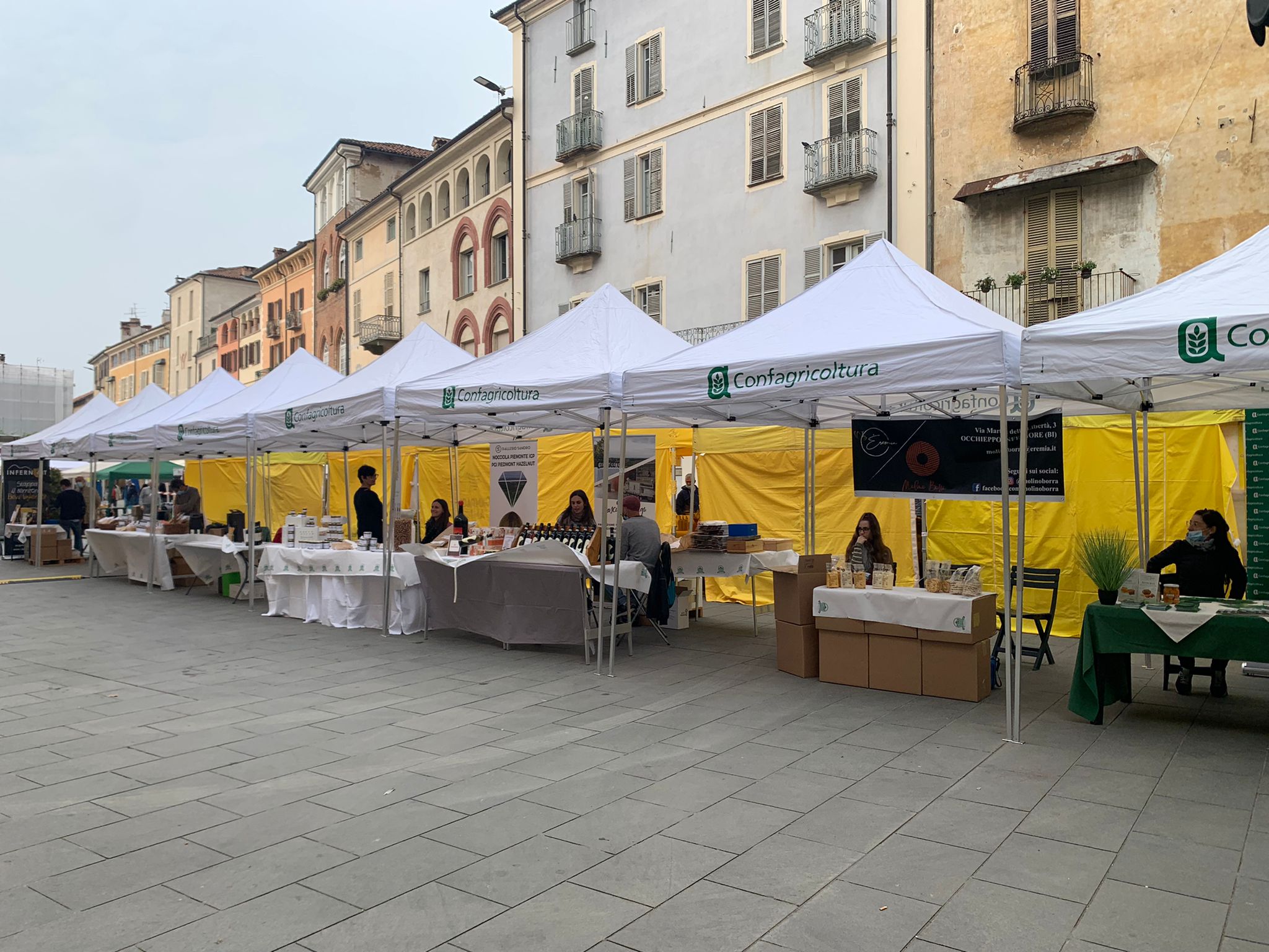 Banconi in Piazza Santa Rosa durante l'evento "Piccola fiera d'autunno" a Savigliano