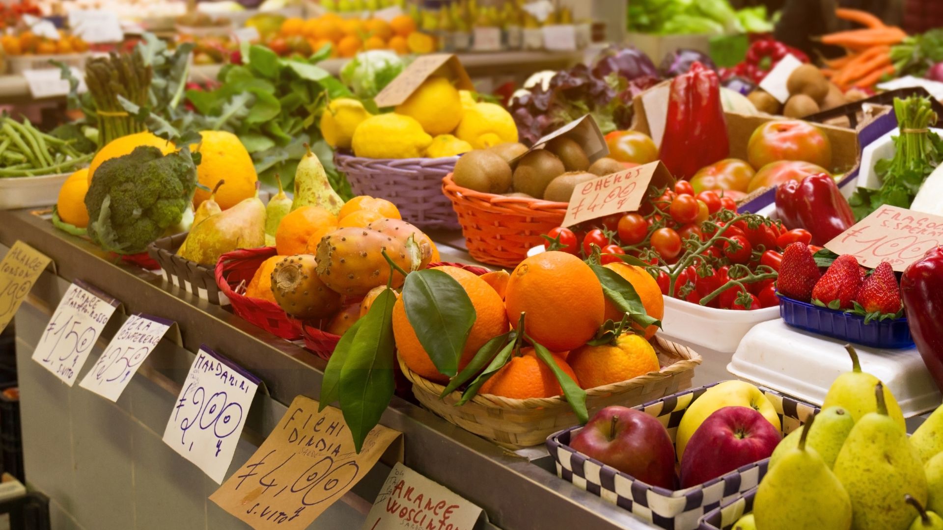 banco della frutta con prezzi esposti