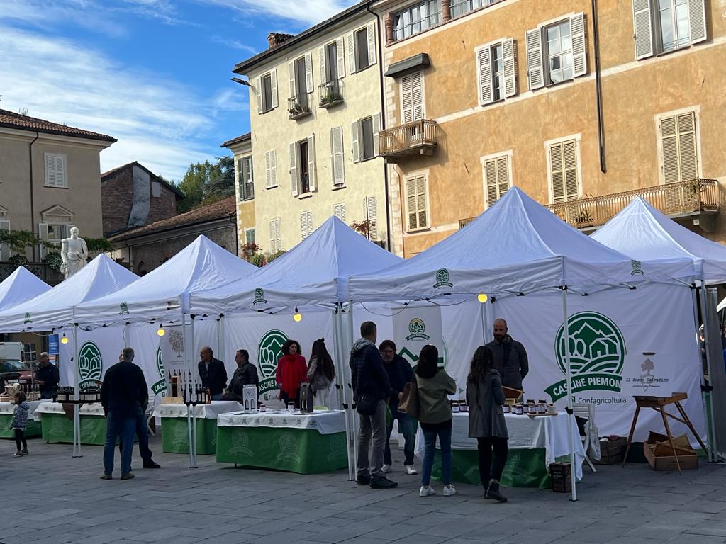 stand-cascine-piemontesi-in-piazza-santa-rosa-a-savigliano-durante-quintessenza